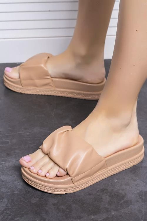 Casual sandals and slippers