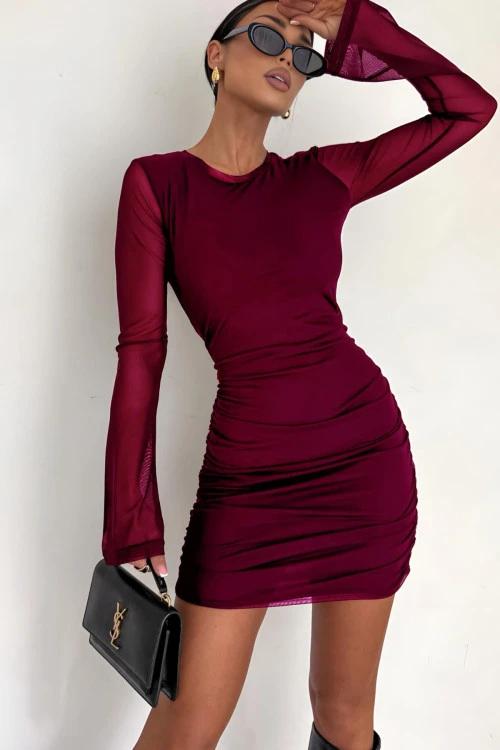 Ženska obleka s tilom na rokavih