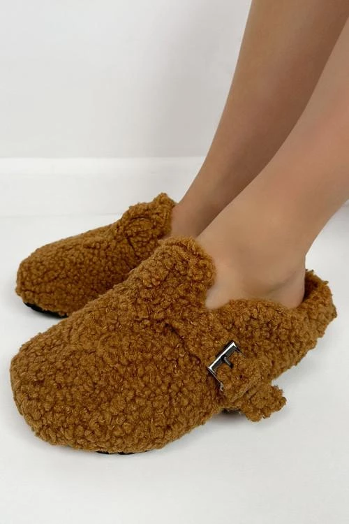 Women's slippers with buckle