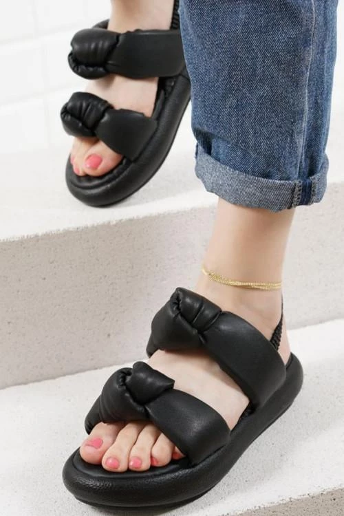 Casual sandals and slippers