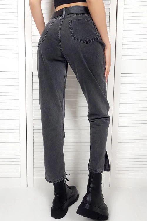 Women's jeans with a loose fit